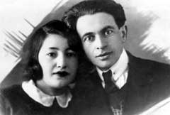 Бабушка Соня Розина (родилась в 1913 г. и продолжает радоваться успехам внука) и дедушка Мойсей Трахтенберг (1902-1969). Минск, 1933