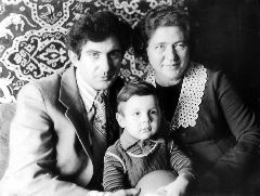 Михаил Казиник, его мама Белла Григорьевна Левина и сын Борис, 1978 г.