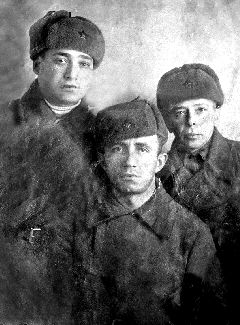 Абрам Блюмин (справа) с друзьями. Фотография, присланная из армии в самом начале войны.