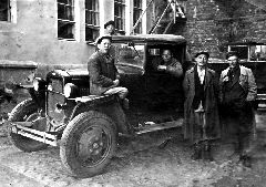 Во дворе могилевского хлебозавода. Блюмкин слева, 1945 год.