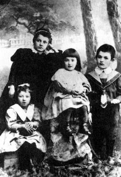Фаина Раневская со старшей сестрой Беллой(в центре) и братом (справа).