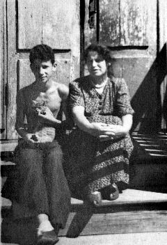 Мама Наума Иоффе Эстер Янкелевна с племянником на пороге своего дома. Фото 1950-х гг.