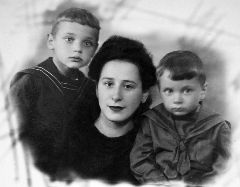 Тетя Соня, во время войны ее прятали на оккупированной территории русские люди, благодаря которым она выжила, с Наумом (слева) и Яковом Иоффе. Фото 1950-х гг.