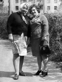 Белла Баршай (справа) и Праведница народов мира учительница Нина Лысюк, спасшая семью Беллы. Фото 1956 г.