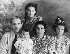 Полеес Давид Моисеевич и Зинаида Моисеевна с дочерьми Соней, Майей и Лизой. 1948 г.