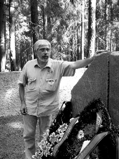 Михаил Баранчик в Зембине у памятника расстрелянным евреям местечка.