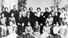 В еврейской народной школе Бобруйска. Фото 1905 г.Рахель сидит первая справа во втором ряду.Третий (справа в том же ряду) Берл Кацнельсон.