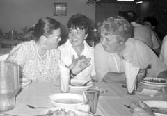 (Справа-налево) Шуламит Кацнельсон, Инна Герасимова, Шошана Элькин.Ульпан “Рабби Акива”. Август 1993 г.