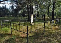 Братская могила суражских евреев, погибших в годы Холокоста и памятник, поставленный на месте их перезахоронения на еврейском кладбище.