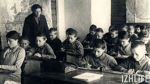Каракулино, дети из Белостока пишут диктант. Фото ГКУ «ЦДНИ УР».