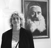 Анна Медалье у портрета прадеда – раввина Медалье. Большая Любавичская синагога. Витебск.