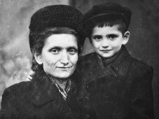 Мама с сыном. Фото, которое Эсфирь отправила мужу, когда были сняты ограничения на переписку с заключенными ГУЛАГа. Западный Урал, рабочий посёлок Суксун Молотовской области, 1953 год.