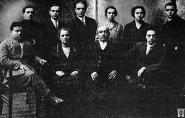 Семья Боруха Рыбака. Цви справа (стоит). Впоследствии почти все дети этой семьи были репрессированы и расстреляны.