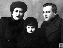 Самуил Молотников с женой и сыном.
