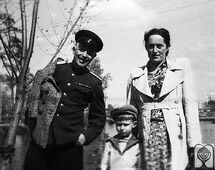 Гирш Медалье с женой и сыном.
