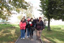 Тамара Бородач с группой израильтян во время поездки по проекту «Корни». г. Глубокое, 2009 г. Фото Аркадия Шульмана.