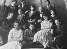 Фотография в день свадьбы дедушкиного брата Гирша. 1910-е Дедушка Хаим крайний справа.