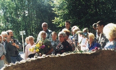 Открытие памятника расстреляным евреям местечка Добромысли. 2002 г.