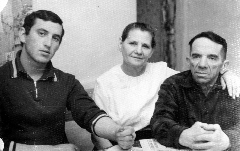Софья Айзиковна Казанская с мужем и сыном.