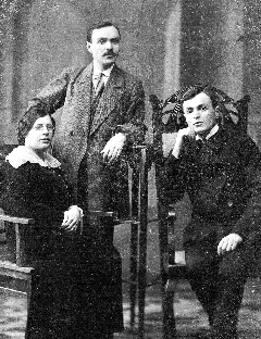 Залман Фрейдин, справа его брат Лев и его жена Маня. До революции, Киев. Залман Фрейдин, справа его брат Лев и его жена Маня. До революции, Киев.