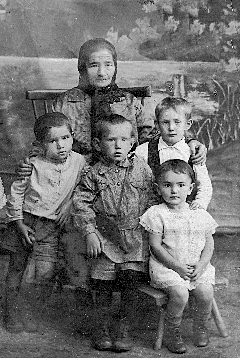 Бабушка Сорка с внуками Мейкой, Мотиком, Эммой и Раечкой (умерла в 3 года), Ленино,1930 г. Бабушка Сорка с внуками Мейкой, Мотиком, Эммой и Раечкой (умерла в 3 года), Ленино,1930 г.