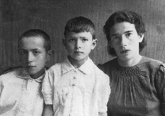 Макс Фрейдин с мамой Генесей Мордуховной Рывкиной и сестрой Асей, с. Пугачи Оренбургской области, 1944 г. Макс Фрейдин с мамой Генесей Мордуховной Рывкиной и сестрой Асей, с. Пугачи Оренбургской области, 1944 г.