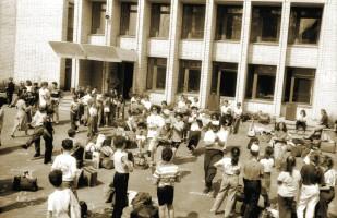 Так встречают мадрихи (вожатые) новую смену, приезжающую в лагерь. Лето 1993 года.