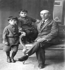 Абрам Избинский с сыновьями Борисом и Левой. Фото 1932 г.