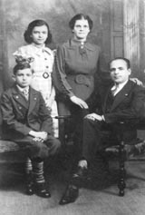Абрам и Лиза Векслеры и их дети Полина и Бениамин.Фото 1932 г.