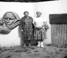 У памятника в Адаменском рву:  Усвятцова (Вихнина) Хана (слева)  и Фомина (Шпильберг) Роза, ныне живущие в Израиле и США.
