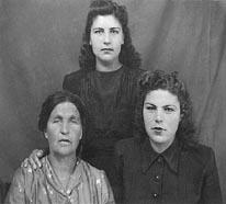 Слева-направо:Хана Лейбовна Амромина и ее дочери: Роза и Людмила.Фото 1947года