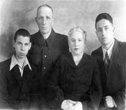 Семья Нихамкиных.Слева-направо:Давид, Рувим Абрамович, Паша Давидовна и Леонид.Фото середины 50-х годов.