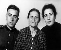 Слева-направо:Лев, Мария Лейбовна и Ольга Ноткины. Фото 1959 года.