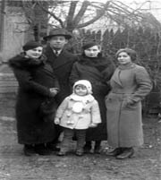Геня Розенталь, Виктор Шевах и маленькая Эстер. Фото 1936 г.